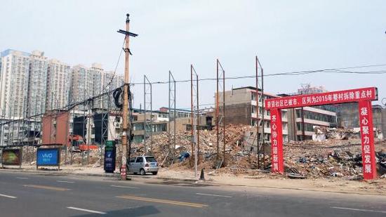 015年5月31日，在社區(qū)干部的帶頭拆遷下，親賢社區(qū)的“城中村改造”拉開帷幕。由于前期“清產(chǎn)核資”及補償標準等因素，拆遷改造工作推進并不順利。圖為位于體育西路東側(cè)集體所有的商鋪率先被拆遷完畢，用于遮擋的圍擋正在施工中。（拍攝：2015年9月16日）