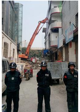 根據(jù)《太原市和小 店區(qū)平陽路街道親賢城中村改造拆遷安置補償方案》，結(jié)合親賢實際，親賢社區(qū)補償安置采取“商業(yè)用房安置+小戶型公寓住宅安置+貨幣補償”的方式，其中每分 （0.1 畝）置換商業(yè)用房50平方米+小戶型公寓住宅80平方米+貨幣補償20萬元人民幣。（拍攝：2015年9月17日）