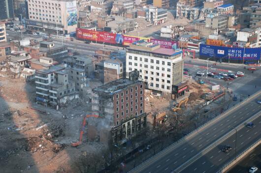 在“拆遷獎勵”等一系列政策的激勵下，親賢社區(qū)的改造步伐明顯加快。2015年12月初，親賢社區(qū)簽訂拆遷協(xié)議 374份，簽約率達90%，西北片區(qū)實現(xiàn)了拆遷大突破。(拍攝：2015年12月20日)