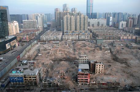 2016年元旦假期后的第一個工作日，記者從長風大街某高樓俯瞰正在拆遷中的親賢西北片區(qū)。經(jīng)過半年多推進，這一片區(qū)只留下十余處建筑等待拆除。(拍攝：2016年1月4日)