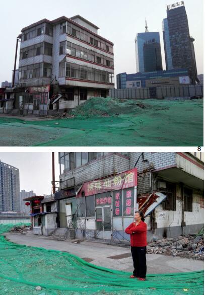 65歲的韓老太太是別人眼中的“釘子戶”，至今仍居住在斷水、斷電的老宅中。她的房產(chǎn)占地面積3分多，建有樓房4層，按照補償標準可以拿到400余萬元補償，但她還是擔心以后的日子沒著落，稱要繼續(xù)堅持下去。在她房子的右后側(cè)，是親賢社區(qū)旗下千禧集團的豪華辦公樓。