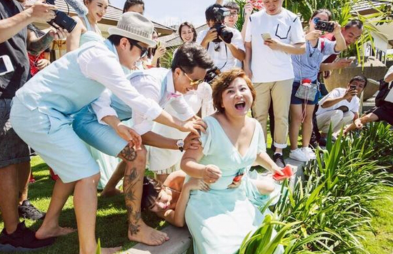 包貝爾婚禮時(shí)，賈玲和柳巖都出任伴娘