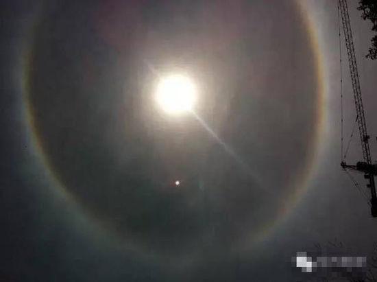 上?，F(xiàn)UFO 專(zhuān)家稱(chēng)光圈是日暈亮點(diǎn)或是飛行器(圖)