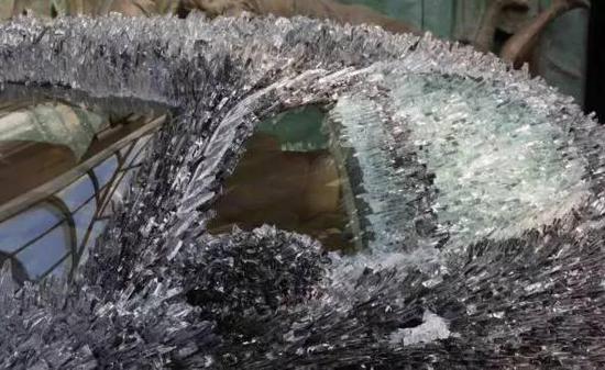 驚！車主用玻璃渣改裝瑪莎拉蒂