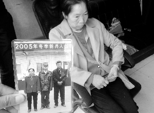 出事后，母親一直拿著兒子的照片在翻看。