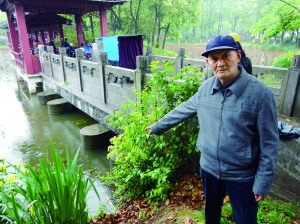 商老說，他就是在這兒把孩子拽上岸的