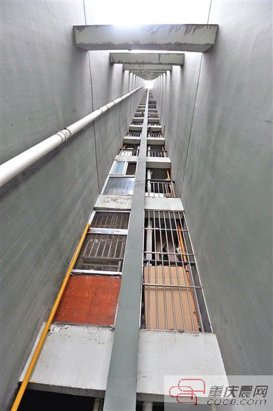 小孩就是從這幢樓的21樓墜下來(lái)的。