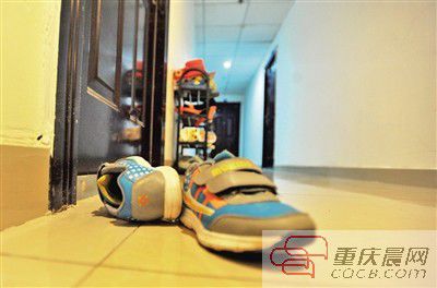 出事小孩的鞋子凌亂地?cái)[放在自家門(mén)前。