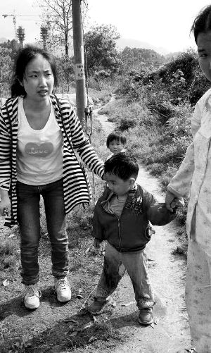 獲救小孩及其母親段曉霞。