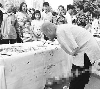 黃國富在作畫。資料照片