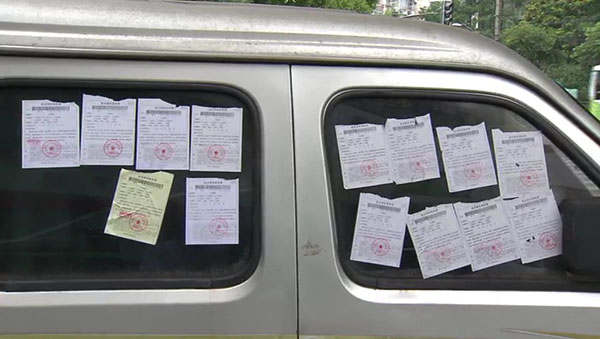 面包車上滿滿貼了14張罰單。