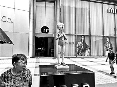 王府井in88購物中心西側(cè)，“小男孩”下半身衣不遮體