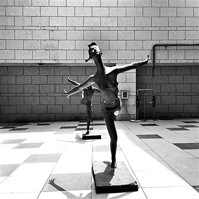 常營長楹龍湖天街樓下，“年輕女孩”胸部暴露