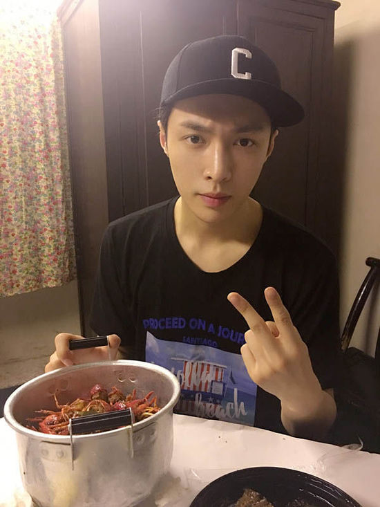 二爺加餐！張藝興告別清湯白面吃小龍蝦
