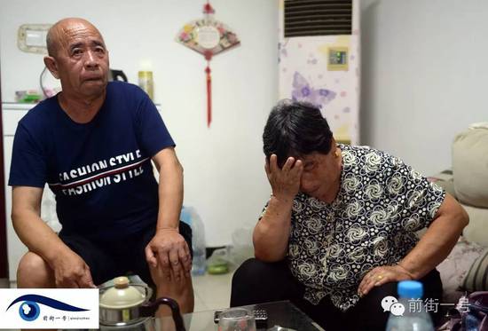 李亞榮的公婆談及李亞榮時淚流不止。