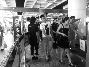 南京地鐵新街口站，大多數(shù)市民自覺配合安檢