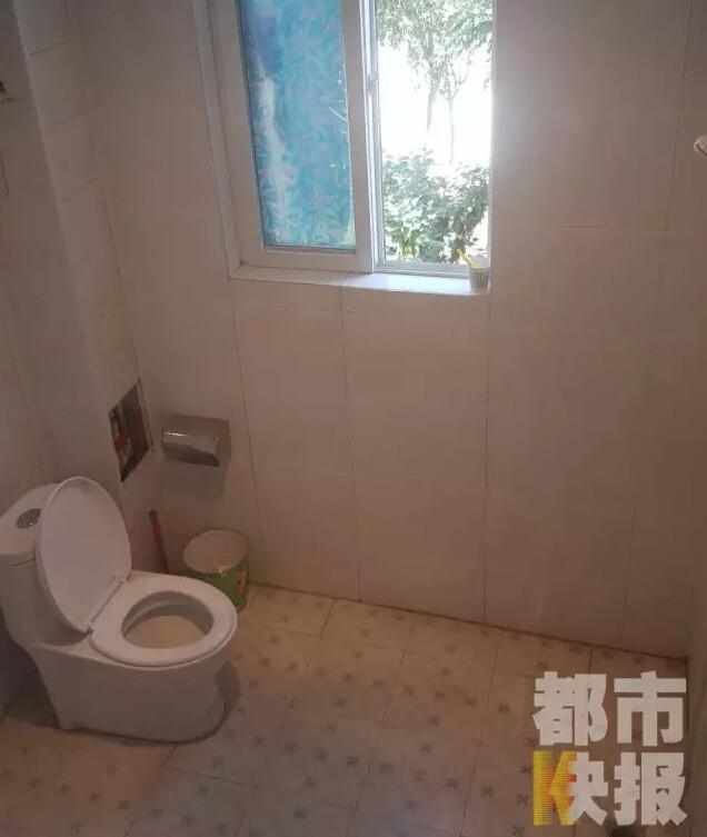 西安市戶縣草堂鎮(zhèn)的李家?guī)r村，有多戶人家經(jīng)營著農(nóng)家樂，但昨晚發(fā)生的這件事情打破了這里的寧靜。村民：“縣上的、鎮(zhèn)上的警察，還有村干部好多人在那兒，說是女的在衛(wèi)生間生產(chǎn)，把娃從窗子扔下來?！鞭r(nóng)家樂員工：“(聽說)直接從二樓扔下來了，呀，太殘忍了?！弊蛲淼氖拢芏嗳私裨绮怕犝f，震驚之余更感到惋惜。記者今天在高冠西五巷口找到了大家所說的農(nóng)家樂，一夜過去了，作為和那名女顧客有過交集的老板娘，心情仍然很沉重。