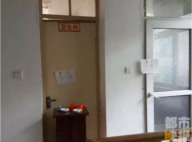 當(dāng)馮女士走出大門，繞到院子的側(cè)面時，衛(wèi)生間窗戶下方草叢中的一幕，讓她驚出了一身冷汗。農(nóng)家樂老板娘馮女士：“就是孩子，旁邊帶著胎盤?！弊蛲硎稽c(diǎn)半事發(fā)后，馮女士報(bào)了警，很不幸，男嬰已經(jīng)死亡。涉及的兩個房間，暫時被封鎖，里面已經(jīng)清理干凈。隨后記者也從轄區(qū)草堂派出所了解到，這兩男一女三人是朋友關(guān)系，女子的年齡大概是二十二三歲。該女子事發(fā)后被送往醫(yī)院，同行的兩名男子當(dāng)時被警方帶去派出所接受了筆錄調(diào)查后，已經(jīng)離開了派出所。