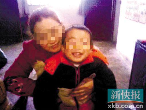 程女士生前和小孩開心玩耍。家屬供圖