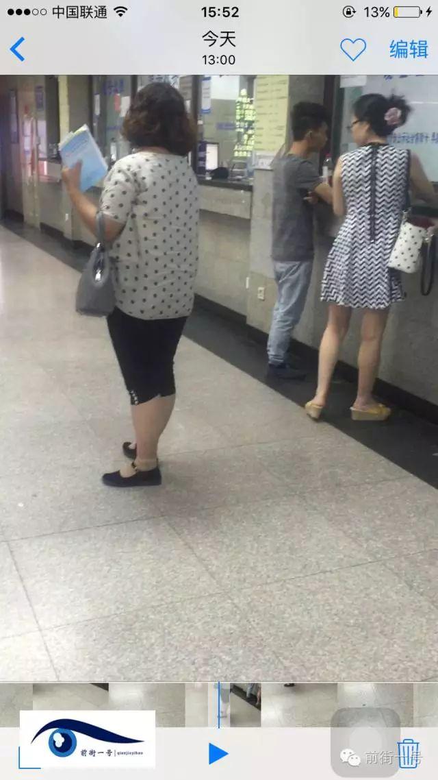 該女子在大廳內(nèi)徘徊發(fā)現(xiàn)女患者便主動上前搭訕。