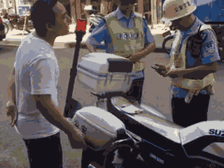 廣西梧州一男子騎車違法加裝遮陽傘，辱罵腳踹執(zhí)法交警被拘