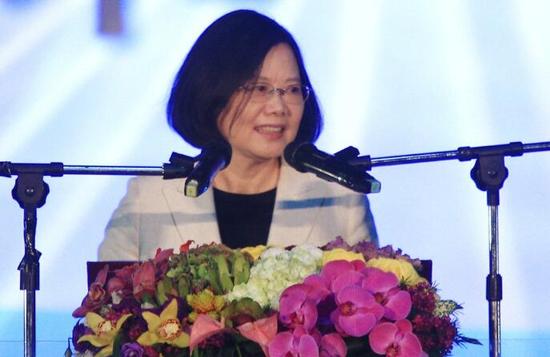 蔡英文向教師溫情喊話教師嗆：太晚了?。▓D片來源：臺(tái)灣《聯(lián)合報(bào)》）