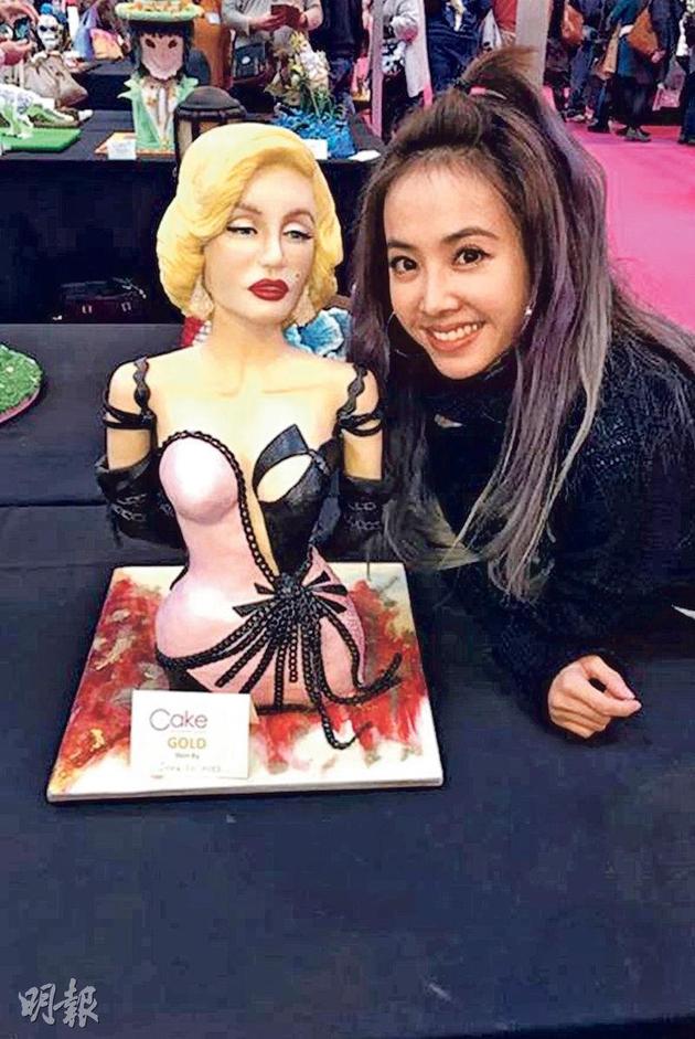 蔡依林讓大家欣賞她的得意之作瑪麗蓮夢(mèng)露翻糖蛋糕。