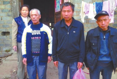 已被判死緩、在獄中服刑的4個村民的家人一直在為兒子喊冤。圖片來自網(wǎng)絡(luò)