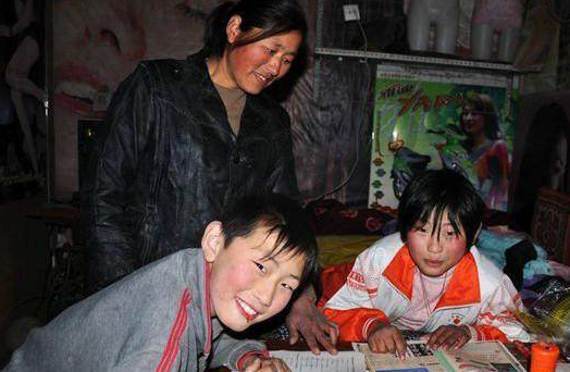 朱之文辛苦掙錢(qián) 兒子抽煙喝酒打架全不落