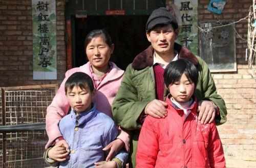 朱之文辛苦掙錢(qián) 兒子抽煙喝酒打架全不落