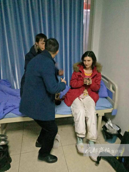 王利鑫說，醫(yī)院工作人員考慮到他們遠道而來，于是給他們倒上熱水，并試圖打手勢交流。但費了好大勁，也沒辦法搞明白對方的情況，只好向社區(qū)民警求助。翠屏區(qū)西城派出所兩位民警迅速趕到，但雙方仍然語言不通，無法交流。民警見兩名年輕人并無惡意，只好離開了。折騰到晚上10點左右，還是沒辦法溝通。而醫(yī)院作為醫(yī)療機構，又不能留宿不明來歷的外國人。王利鑫只好帶著懂英語的女婿趕到，交流得知對方是一對來自俄羅斯的小夫妻?！八麄冋f到中國‘窮游’，打算從成都到昆明，結果坐順風車來到了宜賓，卻沒錢住賓館?！蓖趵胃嬖V成都商報客戶端記者，兩個年輕人不懂漢語，正好看到中山醫(yī)院標識，就闖進來打算求宿一晚。