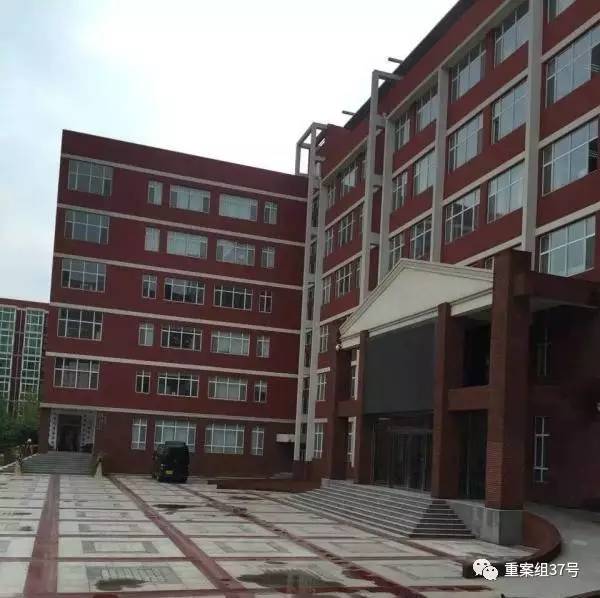 17歲高中男生教室里掐死女同學(xué)，被訴故意殺人和強(qiáng)奸