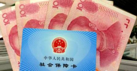 從今年1月1日開(kāi)始，原有的失業(yè)保險(xiǎn)費(fèi)率是1.5%的有22個(gè)省份，包括新疆生產(chǎn)建設(shè)兵團(tuán)，可以在確保失業(yè)保險(xiǎn)金按時(shí)足額發(fā)放、穩(wěn)崗補(bǔ)貼順利實(shí)施的基礎(chǔ)上，可以降低0.5個(gè)百分點(diǎn)。個(gè)人的費(fèi)率不超過(guò)單位的費(fèi)率。