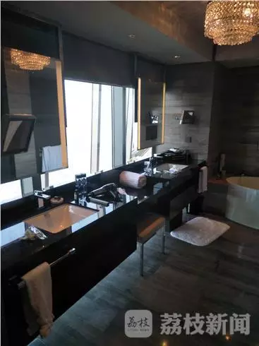 何女士表示無意中看到淋浴間外側(cè)的玻璃映射出幾個人影。