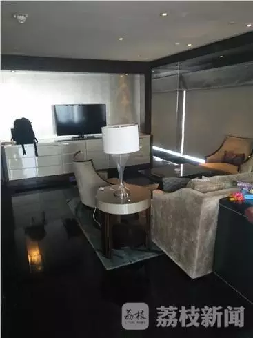 何女士稱當時自己正在換衣服，順眼看了一下窗外，就看到了幾個人影，其中一個人拿著手機，三個男的朝這邊望。何女士表示，剛開始還以為是出現(xiàn)了幻覺，后來發(fā)現(xiàn)，玻璃中的映射人影就是隔壁房間的住客。