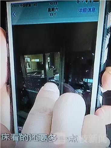 酒店前廳負責人李經(jīng)理：我們?nèi)ピ儐栠^，警察也詢問過，警察有錄音，他說他沒有錄像，第一個人說肯定沒有錄像，第二個人沒有口頭保證。對于何女士反映的晚間玻璃外墻變成“鏡子”反光的情況子。負責人表示，在客人入住酒店的時候，酒店工作人員一般會對客人進行提醒，要求客人將房間的窗紗全部關閉，不過這一說法卻遭到了何女士的否認。酒店前廳負責人李經(jīng)理稱，這個雙層玻璃的設計是環(huán)保設計，冬暖夏涼，如果是單層冬天會非常冷。