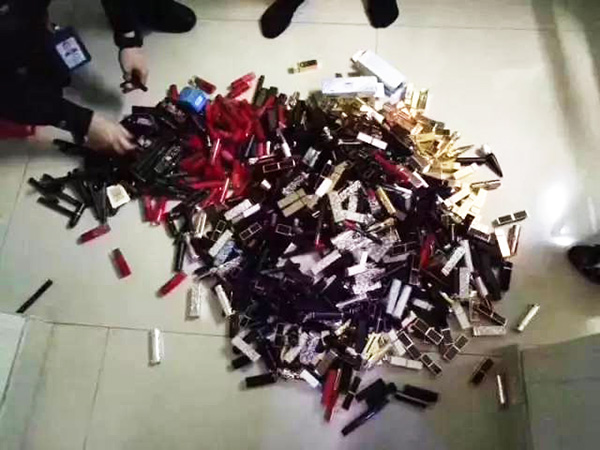 民警搜查出來的口紅。