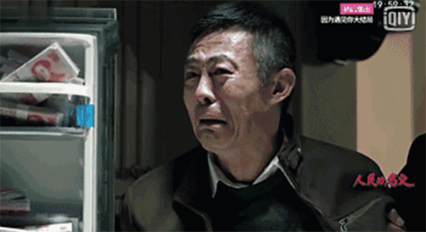 查案人員搜出的2.3億現(xiàn)金，從銀行運(yùn)來(lái)十二臺(tái)點(diǎn)鈔機(jī)，竟然燒壞了六臺(tái)。