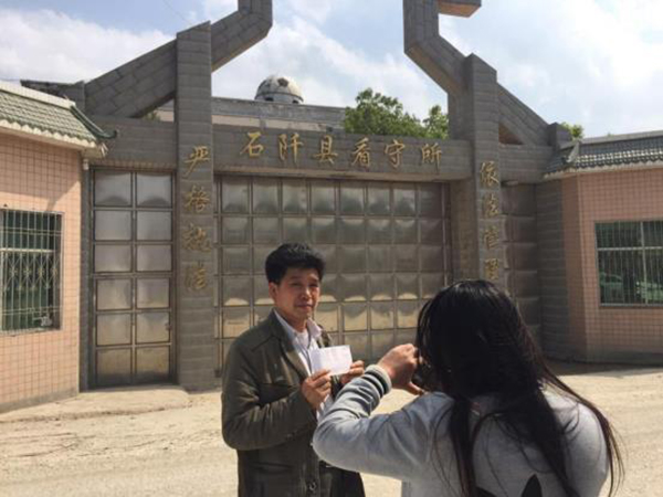 陳全松父親給看守所中的兒子交生活費(fèi)。