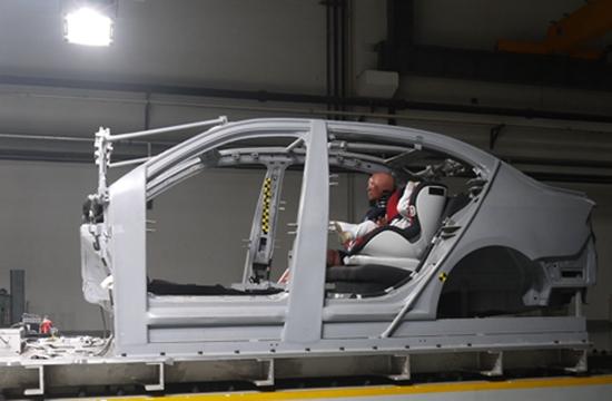 中國兒童汽車安全座椅市場一度沒有國家標(biāo)準(zhǔn)。圖為汽車用兒童安全座椅進行撞擊實驗