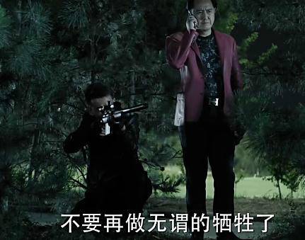 《人民的名義》原著小說(shuō)有這么一段：趙瑞龍要找殺手殺了侯亮平，結(jié)果趙瑞龍的三姐發(fā)話(huà)：侯亮平要是死了趙瑞龍也要死!這就說(shuō)明了大boss趙立春沒(méi)把握在侯死后的各方反應(yīng)中護(hù)住兒子趙瑞龍，因此，這就告訴了讀者，侯亮平的背景絕對(duì)不比趙立春差!