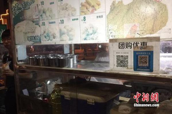 不少小商販都用上掃碼支付。中新網(wǎng) 吳濤 攝