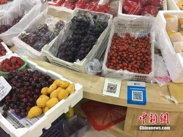 某水果攤，收款二維碼貼在顯眼位置。中新網(wǎng) 吳濤 攝