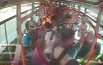 視頻截圖：青島男子嫌讓座慢腳踹掌摑學(xué)生。圖片來源：青島市公安局市北分局官方微博