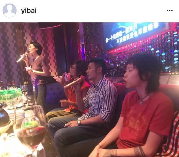 王菲母女跟李榮浩一起唱K，竇靖童的表情亮了