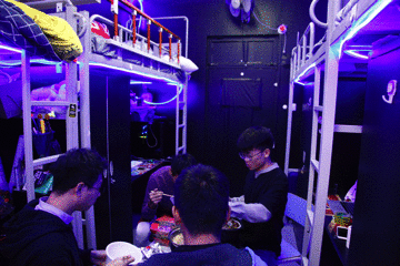 用人臉識(shí)別的技術(shù)，防火防盜防宿管。宿管一來，就可以自動(dòng)發(fā)起警報(bào)