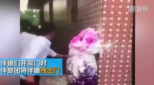 據(jù)澎湃新聞消息，近日廣東江門開(kāi)平某村又現(xiàn)惡俗婚鬧。男方兄弟團(tuán)去接新娘的時(shí)候，先用彩帶對(duì)著姐妹團(tuán)狂噴，后來(lái)甚至有人用滅火器直接噴伴娘面部，害的伴娘差點(diǎn)被送進(jìn)醫(yī)院。