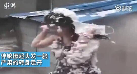 視頻中可以看到，雖然伴娘事先有穿雨衣防備，但在被伴郎團(tuán)圍攻時(shí)，雨衣被拔下，更過(guò)分的是，有人還用滅火器直接對(duì)著她的臉噴。后來(lái)伴娘好像是生氣了，撩起頭發(fā)一臉嚴(yán)肅的轉(zhuǎn)身走開(kāi)。