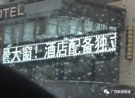 于是，民警將這一情況匯報給指揮中心，請求120醫(yī)護人員到達現(xiàn)場急救。