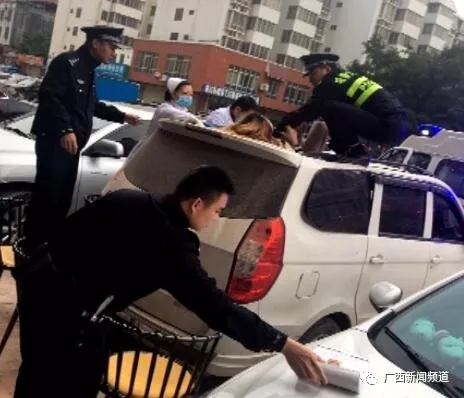 ▲女子跌落至一面包車車頂，民警和醫(yī)護人員將其救下。